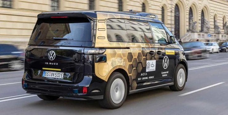 В Германии на дорогах появились беспилотные такси Volkswagen.