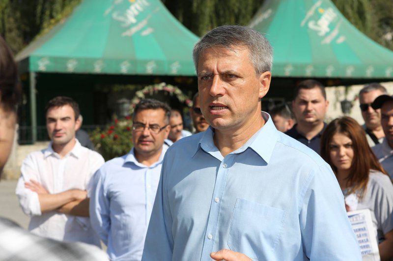 Чубашенко созывает своих сторонников на протест у здания парламента.