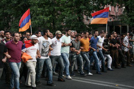 Минувшей ночью на проспекте Баграмяна вновь собрались тысячи протестующих.