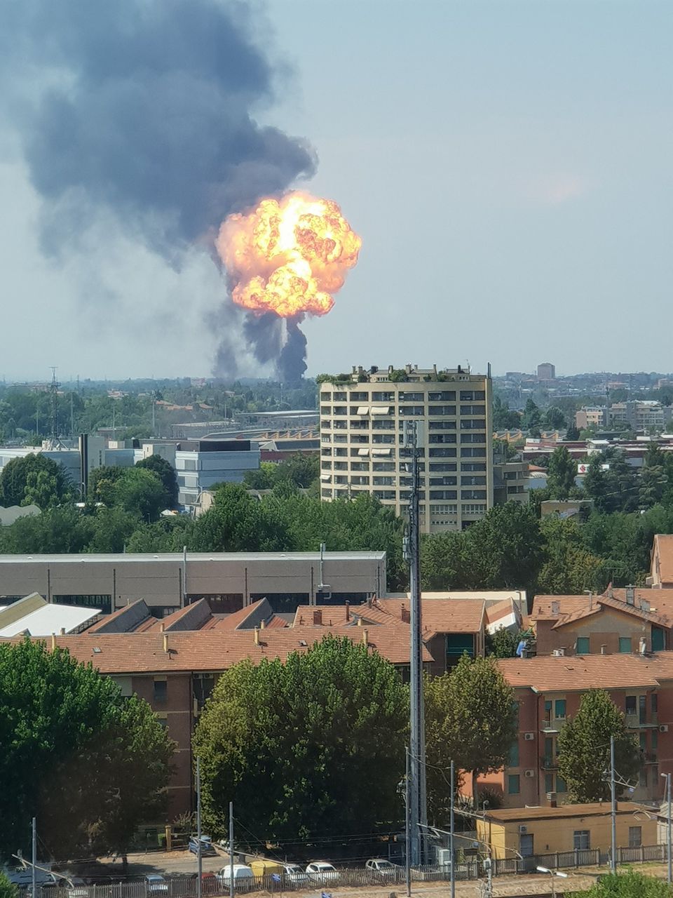 Не менее 67 человек пострадали при взрыве грузовика в Болонье.