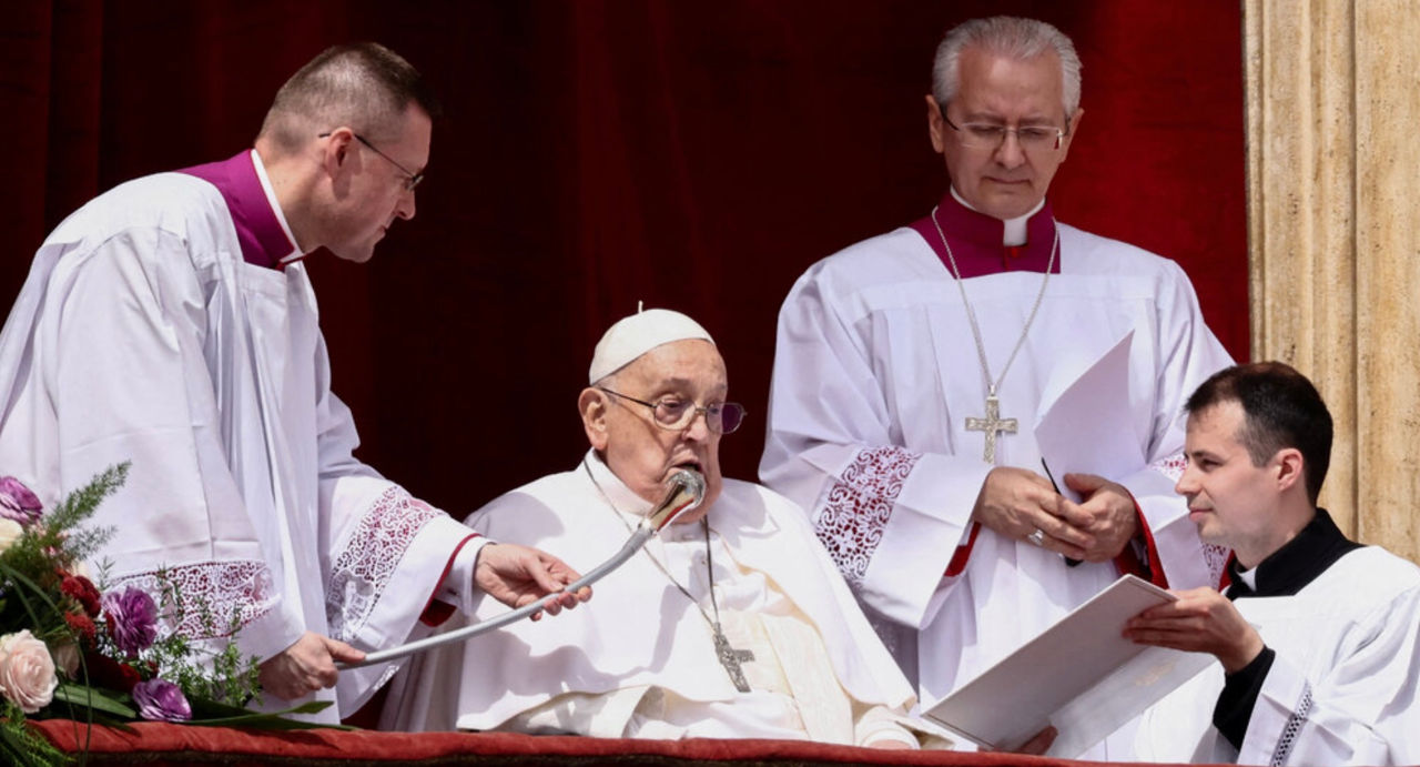Papa de la Roma a apărut în public de Paște după un tratament îndelungat.