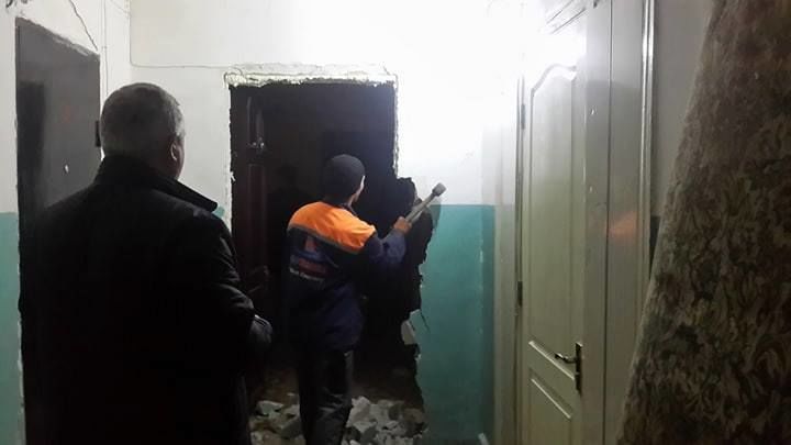 Житель столицы, построивший коридор в холле, остался без установленной им двери и без стены, отделяющей вход в его квартиру. 