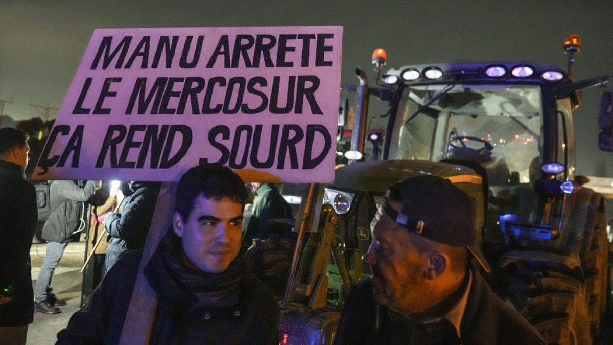 Fermierii francezi blochează din nou drumurile și intersecțiile.