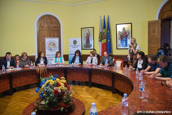 Municipalitatea oferă absolvenților orfani din Chișinău câte 5 mii de lei. Foto: ipn.md/Elena Covalenco