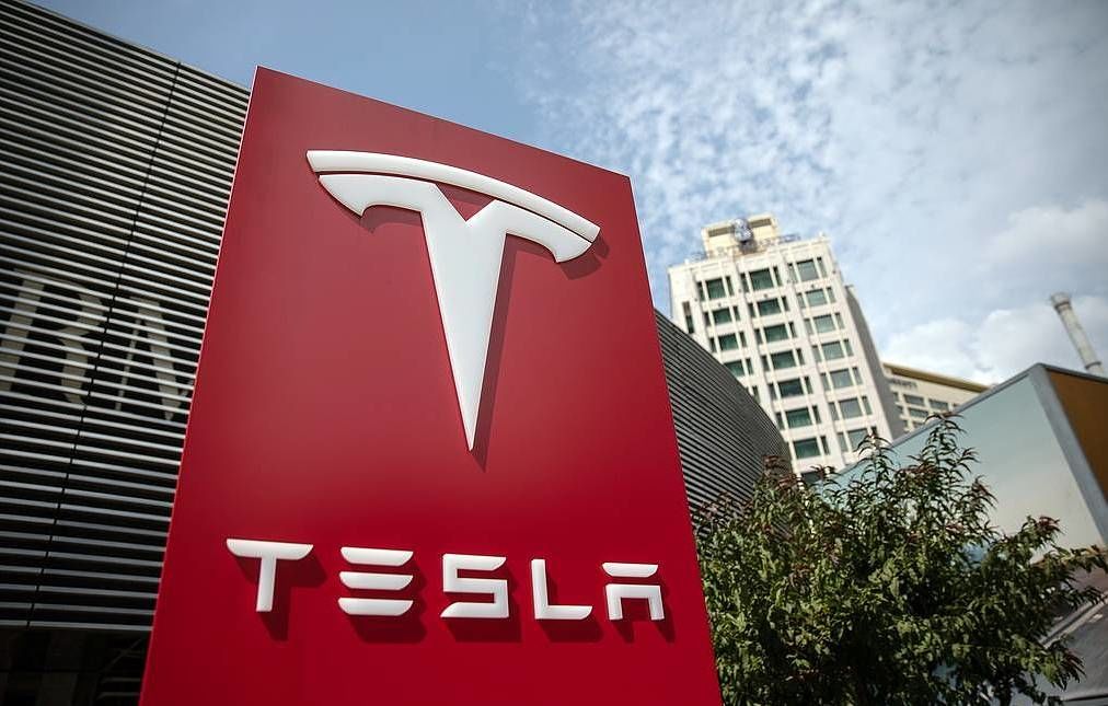 Tesla была основана Илоном Маском в 2003 году.