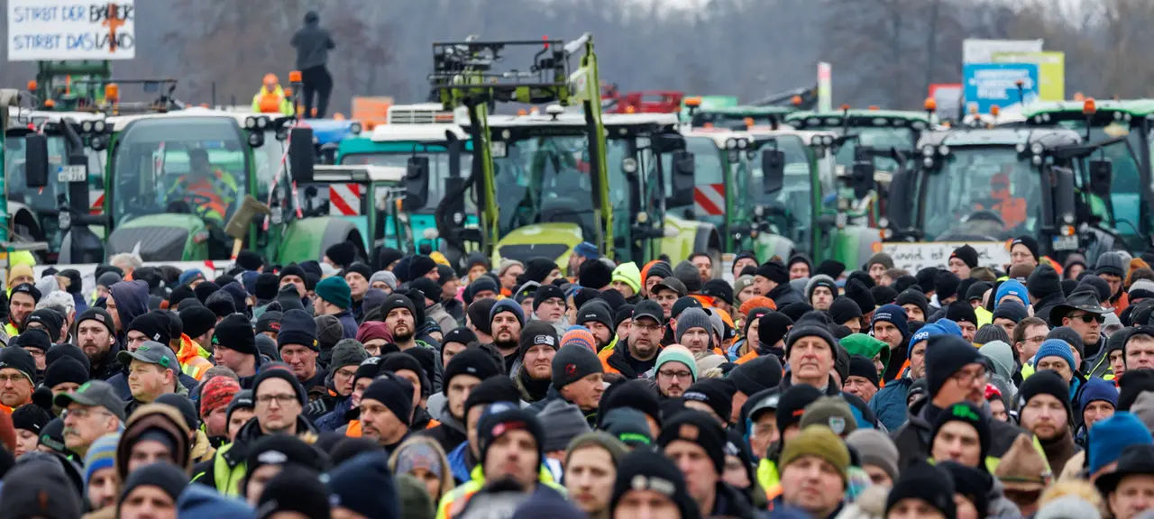 В Германии протестующие фермеры снова устроили многочисленные блокады дорог.