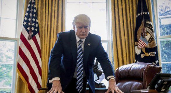 Donald Trump are un buton special pe biroul său pentru a comanda Coca-Cola. 