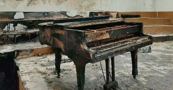 Единственный рояль, переживший пожар в Национальной филармонии, отреставрируют.