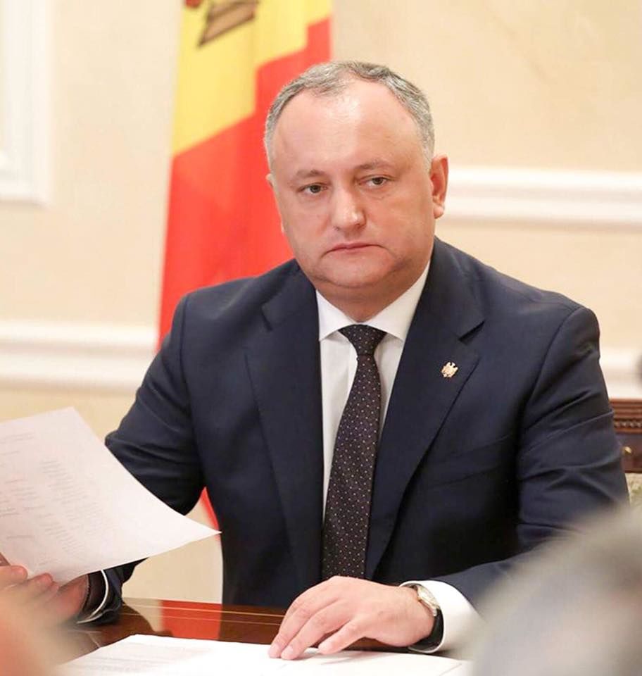 Додон заявил о готовности призвать граждан на защиту института президента.
