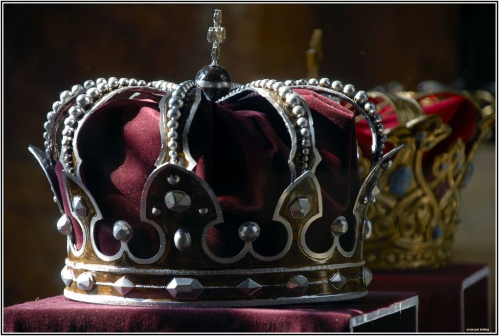 Istoric român: Lângă Regele Mihai stă o replică după coroana de oţel