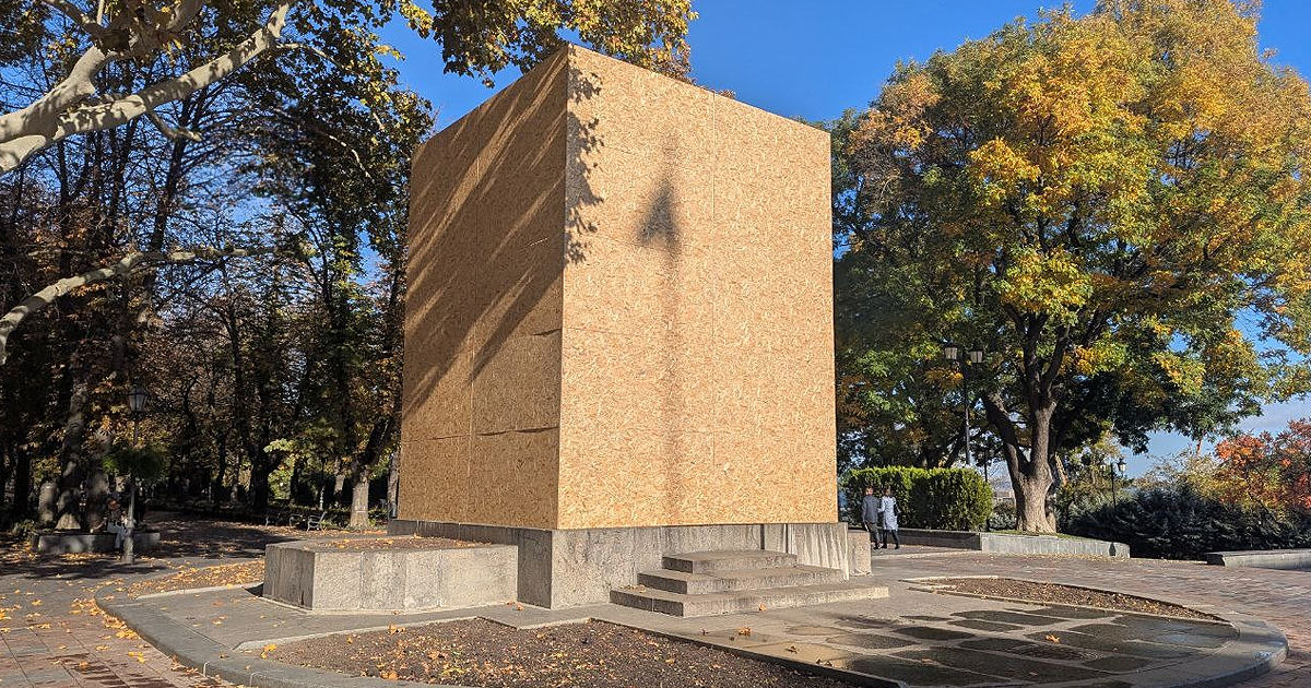 Monumentul lui Pușkin din Odesa, acoperit cu plăci de lemn.