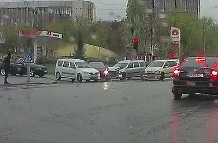 В результате столкновения были задеты еще две машины марки Peugeot и Dacia.