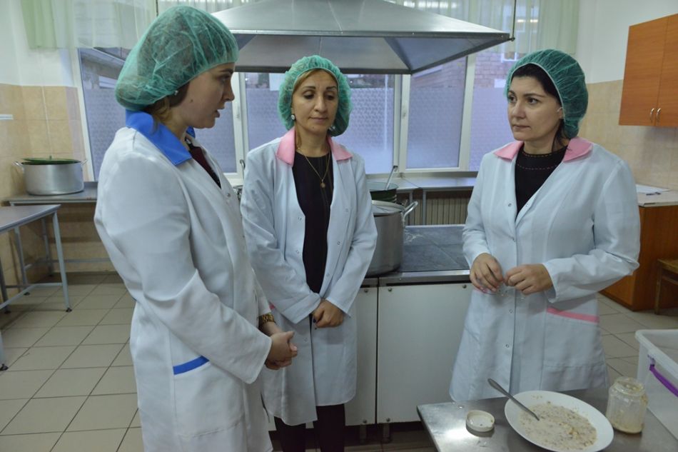 Fleaș și șefa DGETS Buiucani, sancționați pentru că copiii grădiniței 157 au primit la dejun hrișcă cu insecte. 
