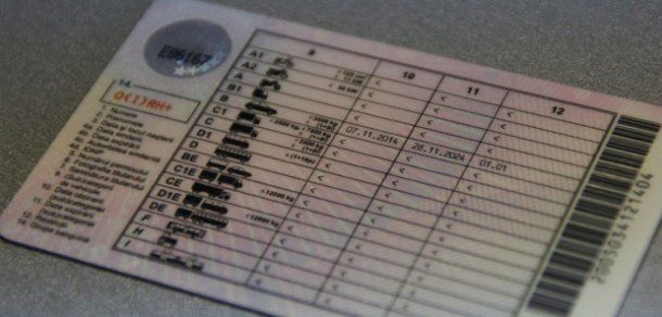 Un bărbat din capitală a fost reţinut de către ofiţerii CNA şi procurorii anticorupţie. Acesta este cercetat penal pentru trafic de influenţă.
