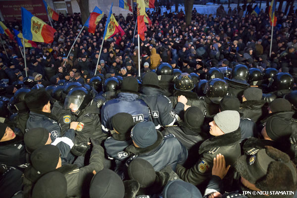 Faptele sunt investigate sub aspectul comiterii infracţiunii de dezordini în masă.