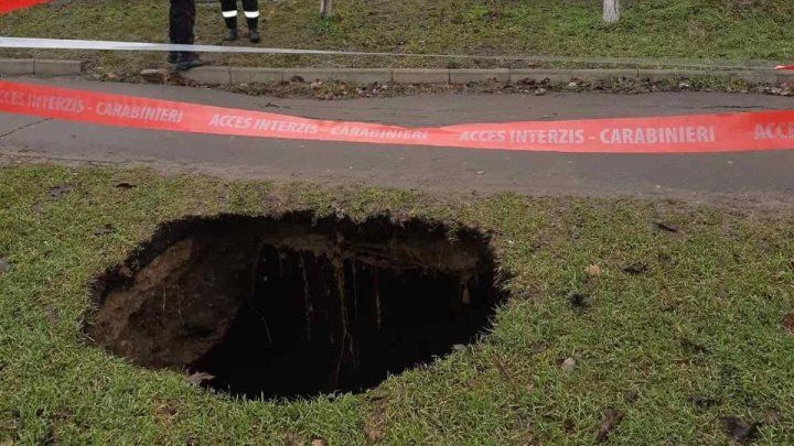 На одной из столичных улиц образовалась яма глубиной в несколько метров.