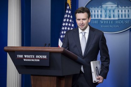 По словам Джош Эрнеста, «США стоят плечом к плечу с украинским народом». Фото: Brendan Smialowski / AFP