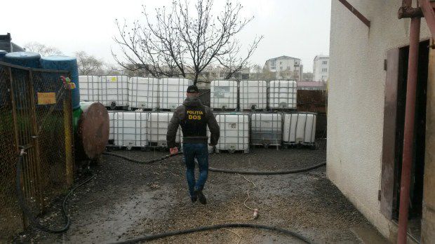 Forţele de ordine au descins la sediul unei societăţi cu răspundere limitată din oraşul Ialoveni. Foto: igp.md