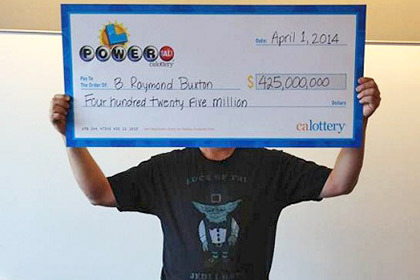 Победитель лотереи Б. Рэймонд Бакстон. Фото: California State Lottery