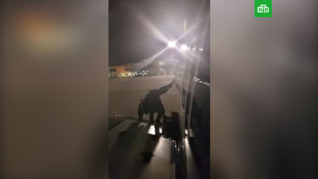 Поляк выскочил на крыло самолета Ryanair через аварийный люк.