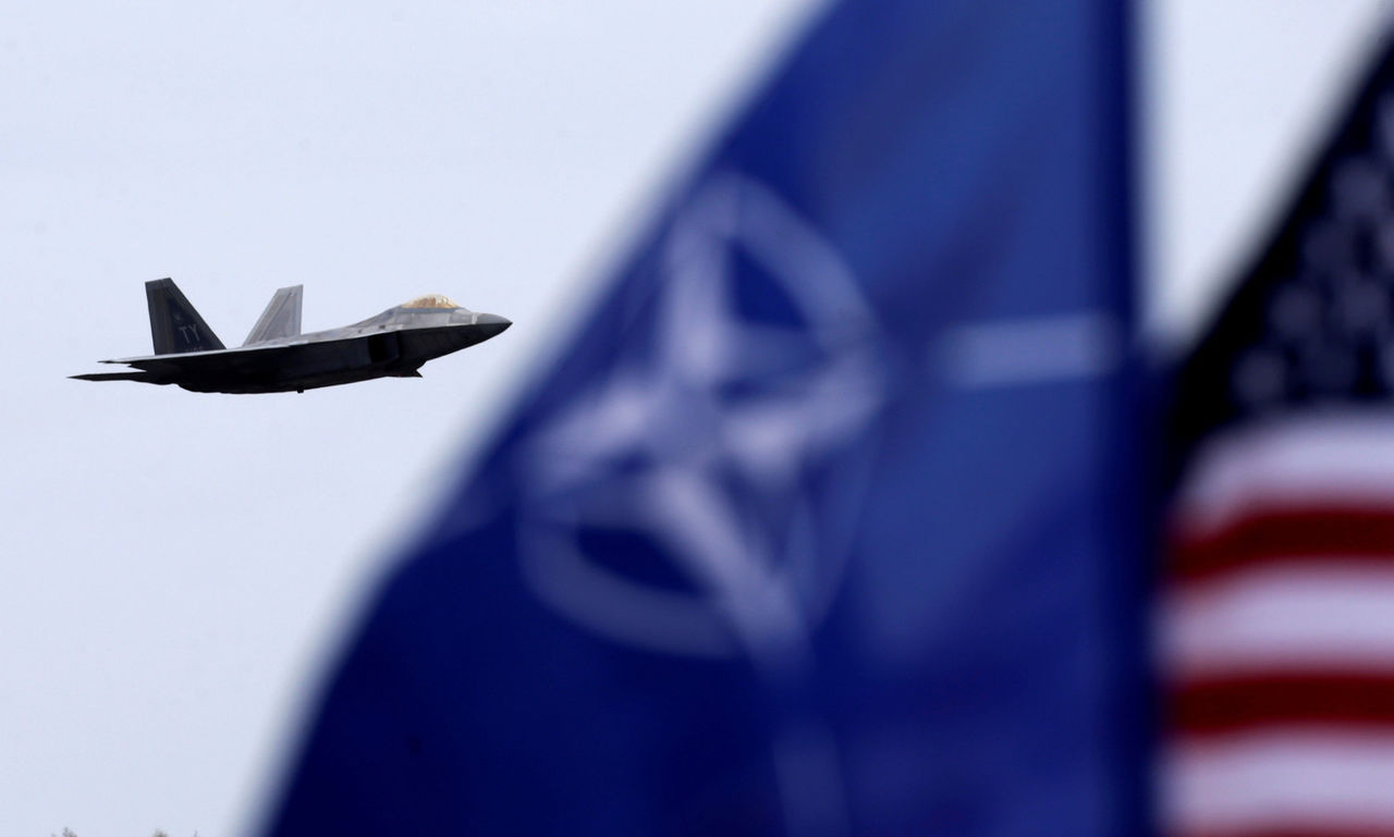 Министр обороны Турции просил прекратить проведение военно-морской операции по контролю миграции в Эгейском море.
