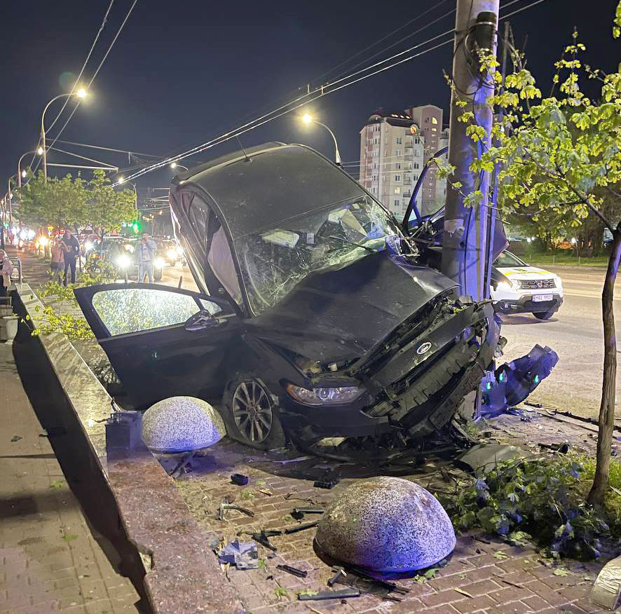 В Кишиневе один автомобиль оказался на крыше у другого в результате ДТП.