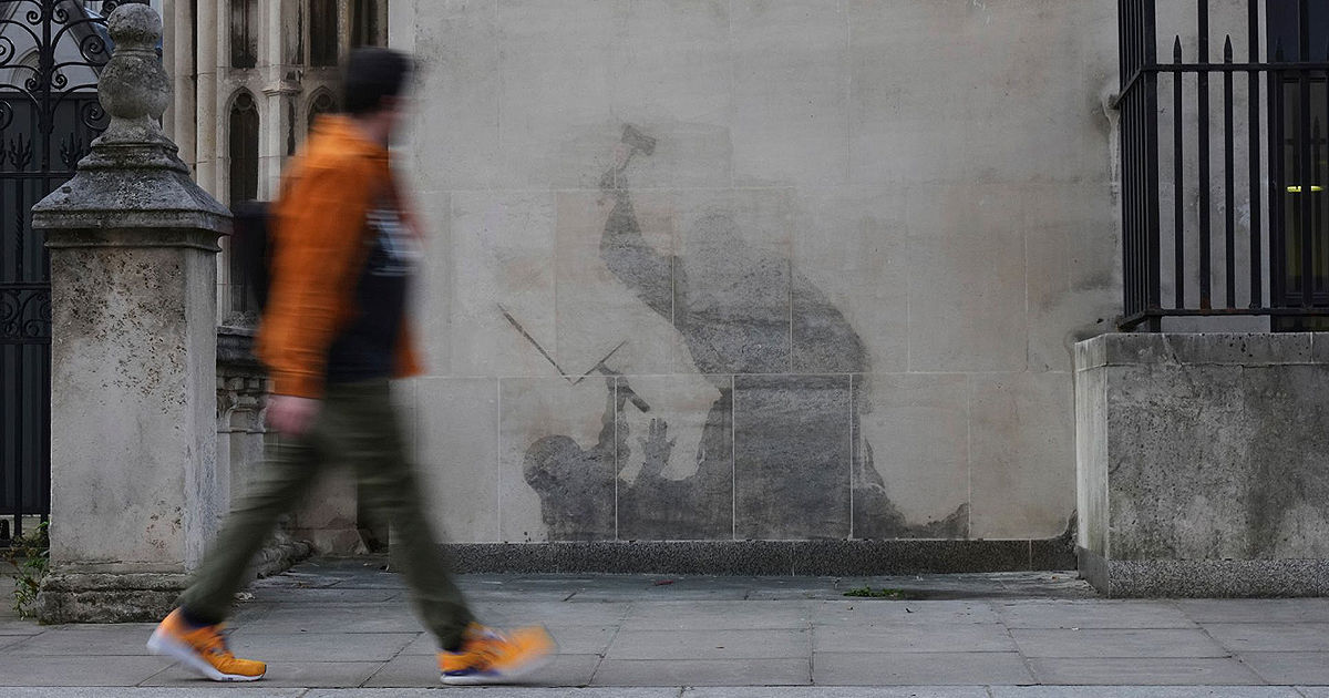  Lucrarea lui Banksy de pe clădirea Curții Regale din Londra, distrusă.