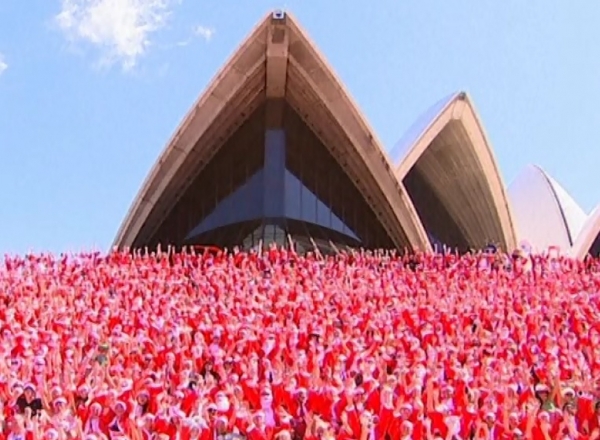Strazile capitalei australiene au fost invadate astazi de o mare de Mosi Craciun.
