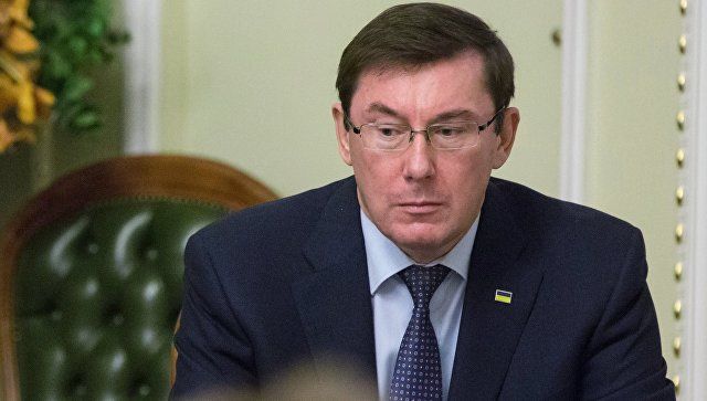 Луценко передал Порошенко заявление об отставке.