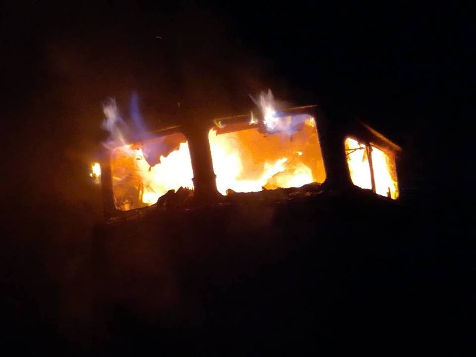 Начальник поезда с проводниками отцепили вагоны от локомотива, чтобы не допустить распространения огня. Фото: facebook/MNSMYKOL