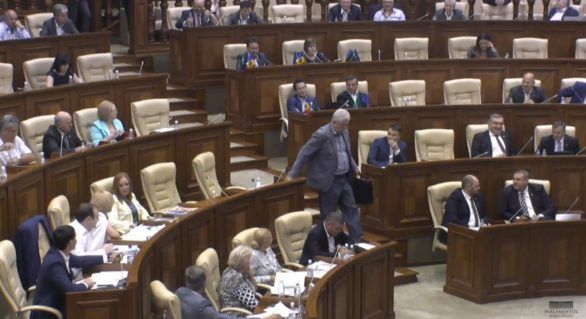 Воронин покинул заседание парламента, не согласившись с законом о больницах.