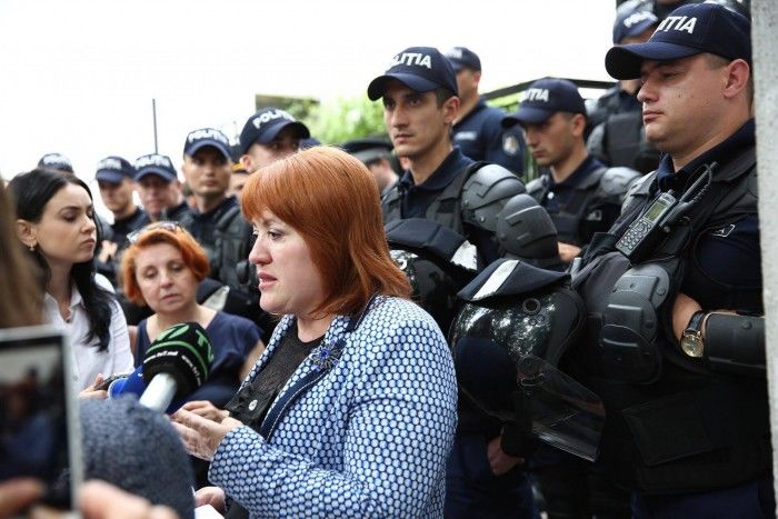 Домника Маноле была уволена по подозрению в присутствие факторов риска в своей судебной деятельности.