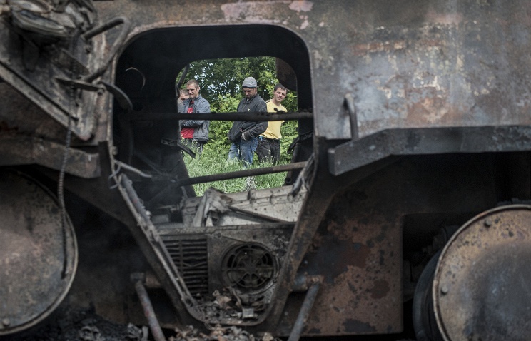 В провозглашенной Луганской народной республике введено военное положение.