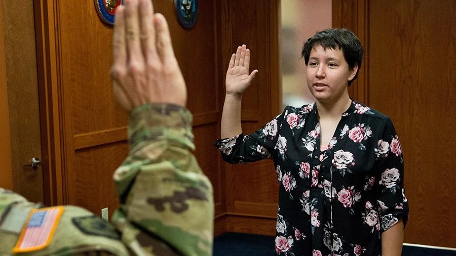 Пентагон разрешил женщинам использовать косметику в армии США.