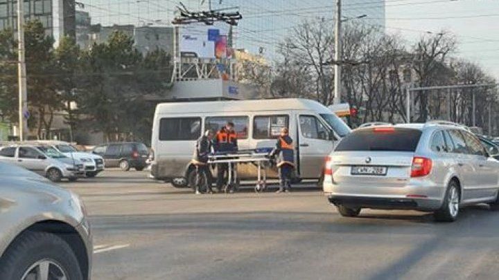 Пассажирка маршрутки в больнице, а водители не признают свою вину.