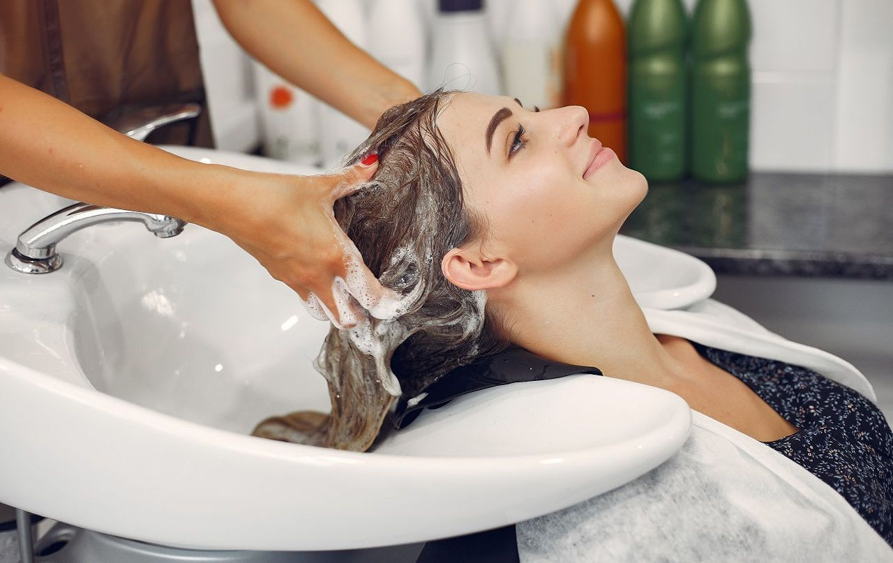 Savanții au dezvăluit de ce spălarea părului într-un salon de coafură este periculoasă pentru sănătate.