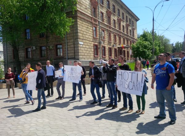 Manifestantii cer arestarea lui Shor, Filat si Plahotniuc. Foto: protv.md