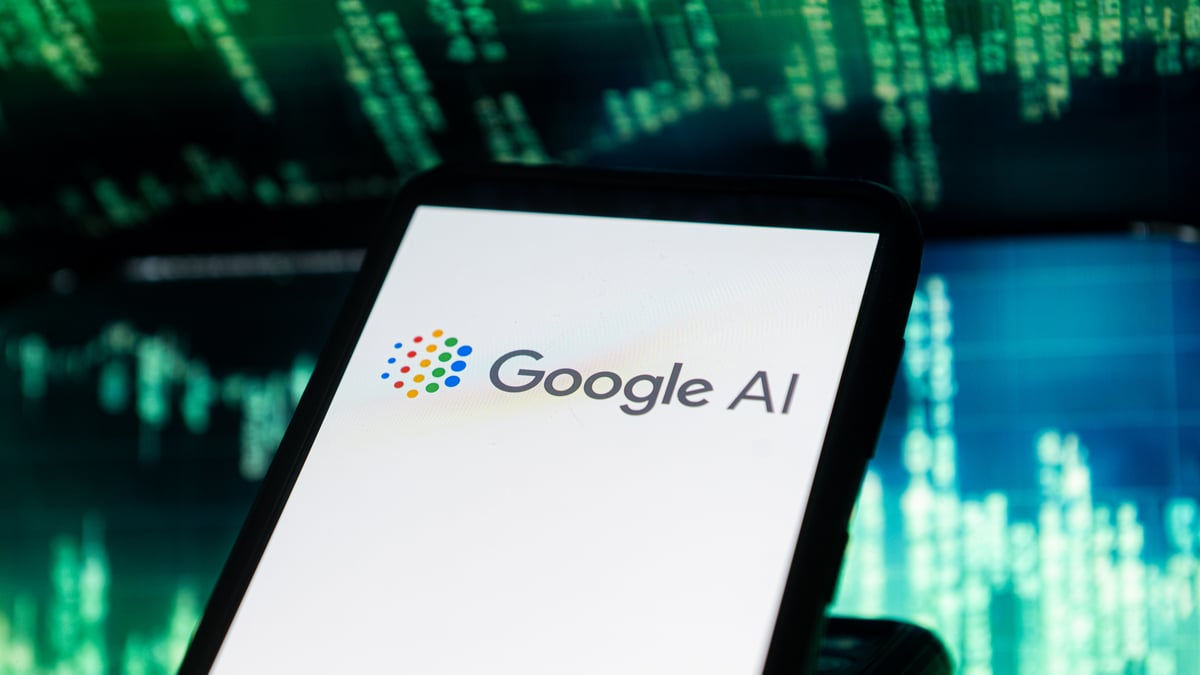 Великобритания первой в мире ввела ограничения для Google AI Overviews.
