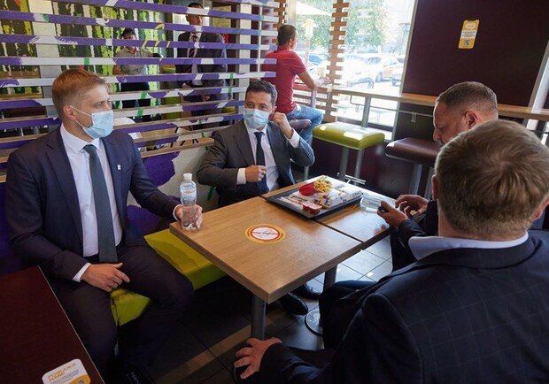 Зеленский отказался покупать "украинский бургер" в McDonald’s.
