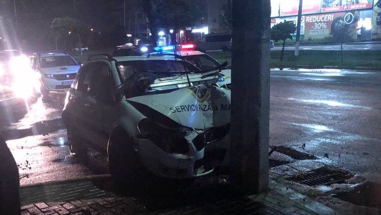 В Бельцах машина из охраны МВД врезалась в опору ЛЭП.