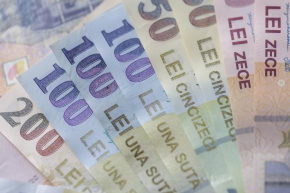 Ghid pentru românii care pleacă din țară. Riscă amendă dacă nu anunță Fiscul