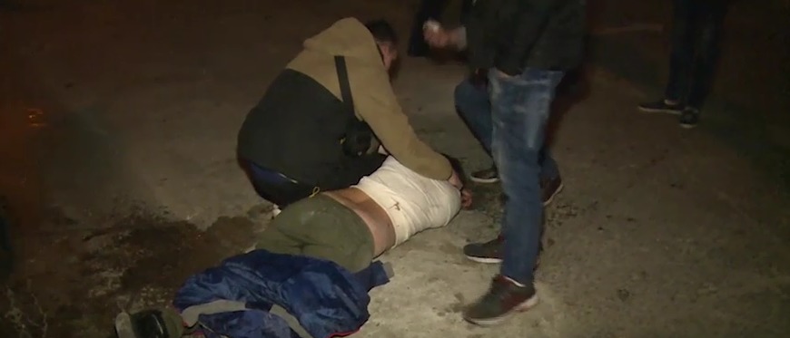 Scandal și bătaie: Un cuplu a atacat paza unui local din Capitală