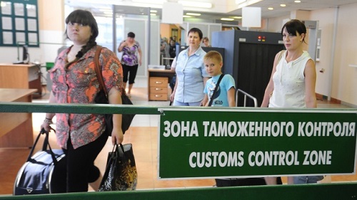 По данным пограничников, границу с Россией со стороны Украины обычно пересекают более 10 тысяч человек ежедневно.