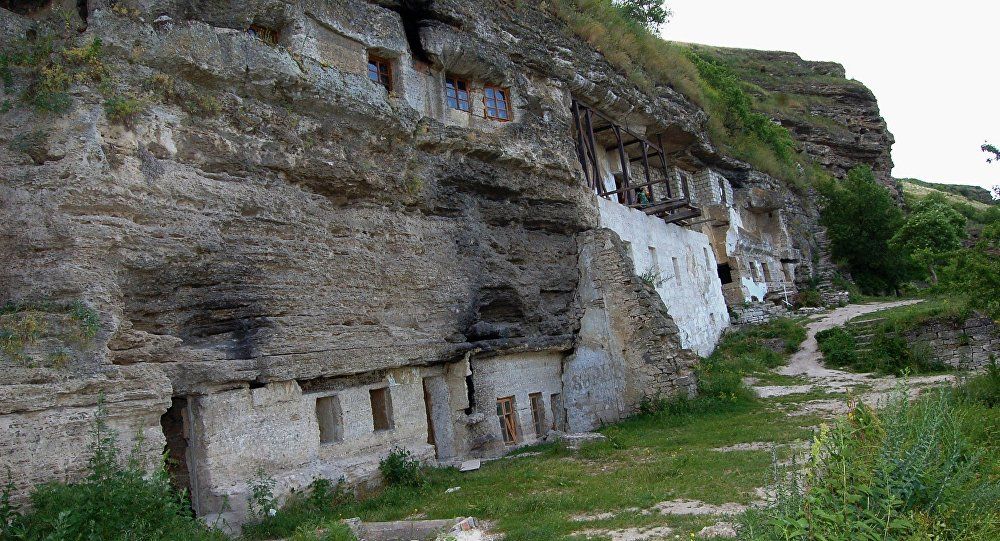 Есть в Молдове замечательные старинные монастыри.