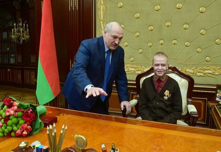 Лукашенко предложил школьнику сесть в президентское кресло.