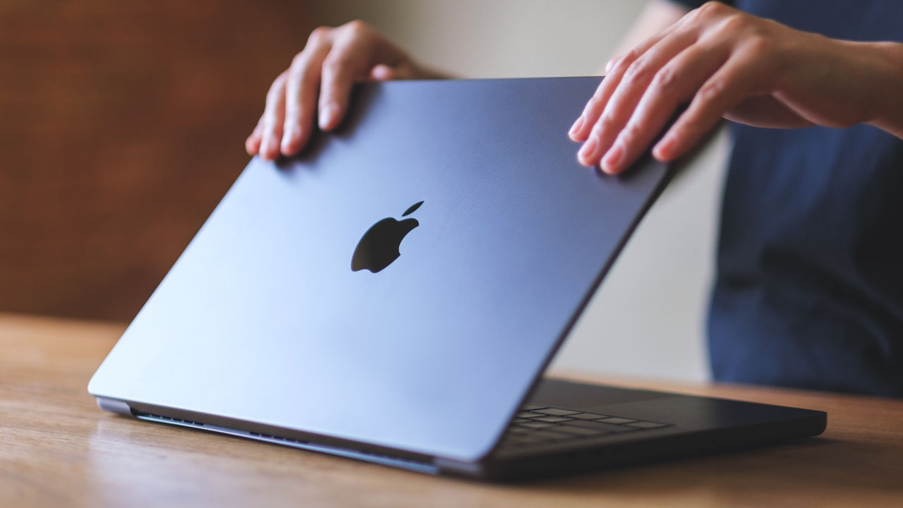 Apple отложила выпуск MacBook Pro с сенсорным экраном из-за дефицита памяти.