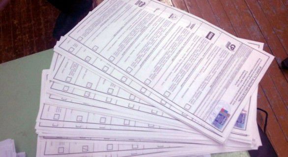 Noi cazuri de fraudă la vot. Poliţia din Comrat a descoperit în salonul unei maşini 10 copii xerox ale unor buletine de vot.