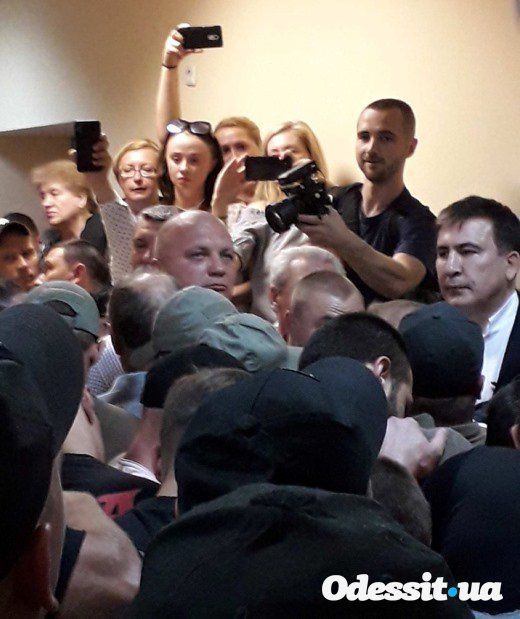 Саакашвили сломал руку пожилой одесситке