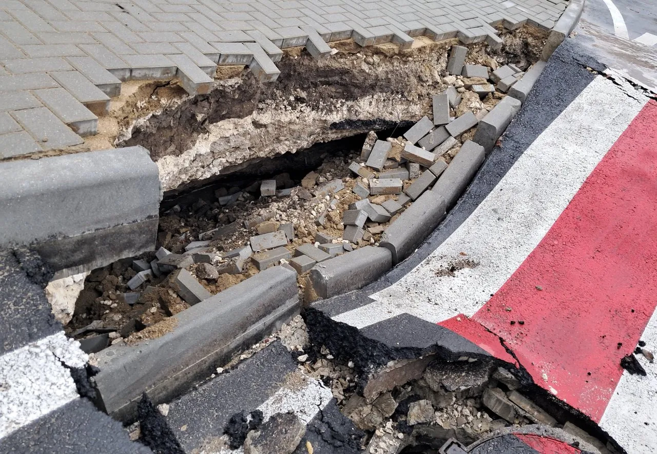 O bucată de asfalt s-a surpat la Sângera din cauza unei greșeli comise acum zece ani