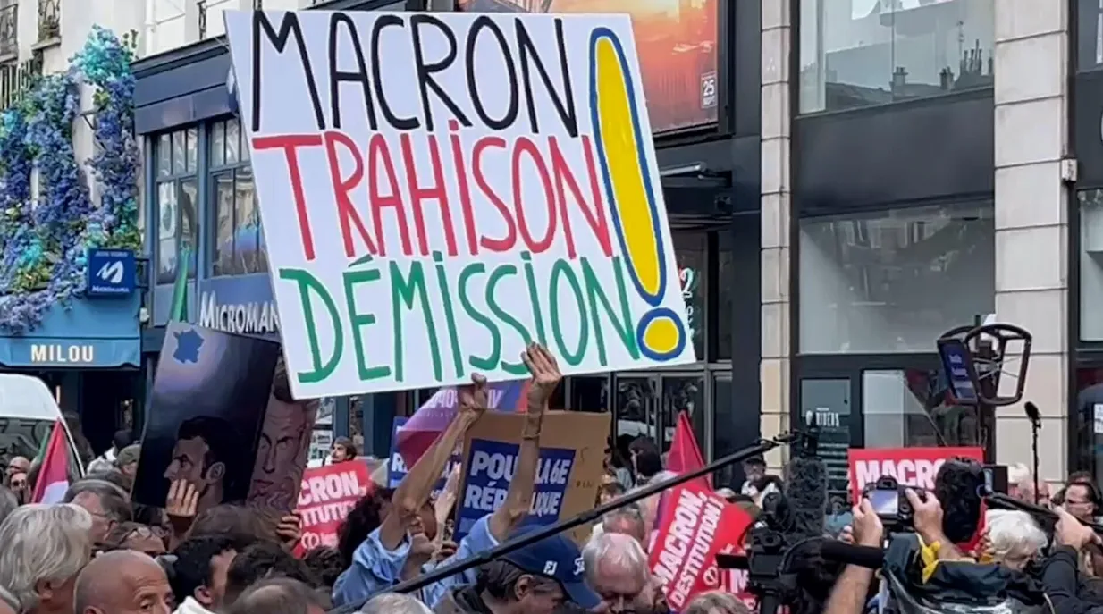 Proteste de amploare în Franța după ce Macron a ales un nou prim-ministru